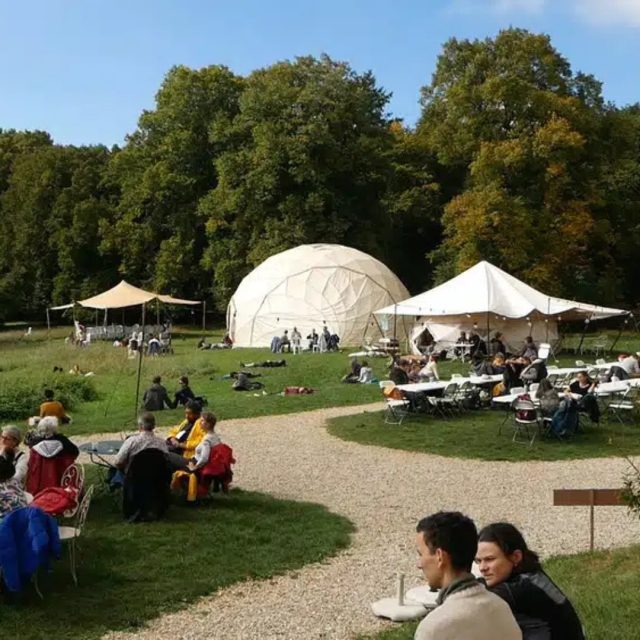 🌾 Terre de Milpa au Festival Oasis 2025 !

Nous avons eu la joie d’assister au Festival Oasis 2025 du 25 au 28 septembre 2025 au Château du Feÿ en Bourgogne, un moment inspirant de rencontres et d’échanges autour des écolieux et de la transition écologique. 

Au fil des conférences, ateliers et temps de partage, nous avons découvert de nouvelles initiatives inspirantes, échangé avec des acteur.rice.s engagé.e.s du réseau des Oasis, et nourri notre réflexion sur les liens entre écologie, gouvernance et ancrage local.

Ce festival a une signification particulière pour nous, car les Oasis sont à l’origine de Terre de Milpa.
💬 Olivia, coordinatrice-fondatrice du projet, a imaginé Terre de Milpa après le MOOC “Concevoir une Oasis” en 2016, puis la formation “Pépinière Oasis” en 2021, qui lui a permis de renforcer le projet et de tisser des liens précieux au sein du réseau.

#FestivalOasis #TerreDeMilpa #TransitionÉcologique #Écolieux #Agroécologie #pépinièreoasis