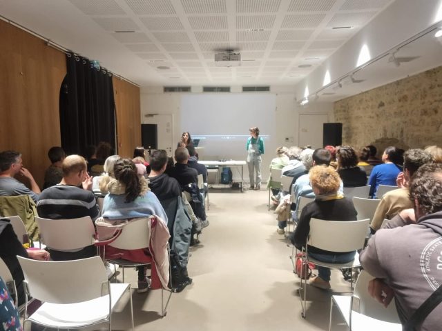 🎬 Retour sur la projection du documentaire “Tero Loko, cultiver l’accueil”

Ce fut un très beau moment d’émotion et d’échanges autour du film d’Isalia Petmezakis, qui retrace les six premières années de l’association @tero_loko_ une initiative iséroise qui nous inspire profondément depuis la création de Terre de Milpa.

À travers ces témoignages, ce documentaire rappelle combien cultiver la terre, c’est aussi cultiver l’humain !

Merci à tous.tes pour votre présence et vos partages— et à tero loko pour continuer de montrer la voie vers un accueil digne, solidaire et vivant.

#TeroLoko #TerreDeMilpa #Projection #Solidarité #FilmDocumentaire