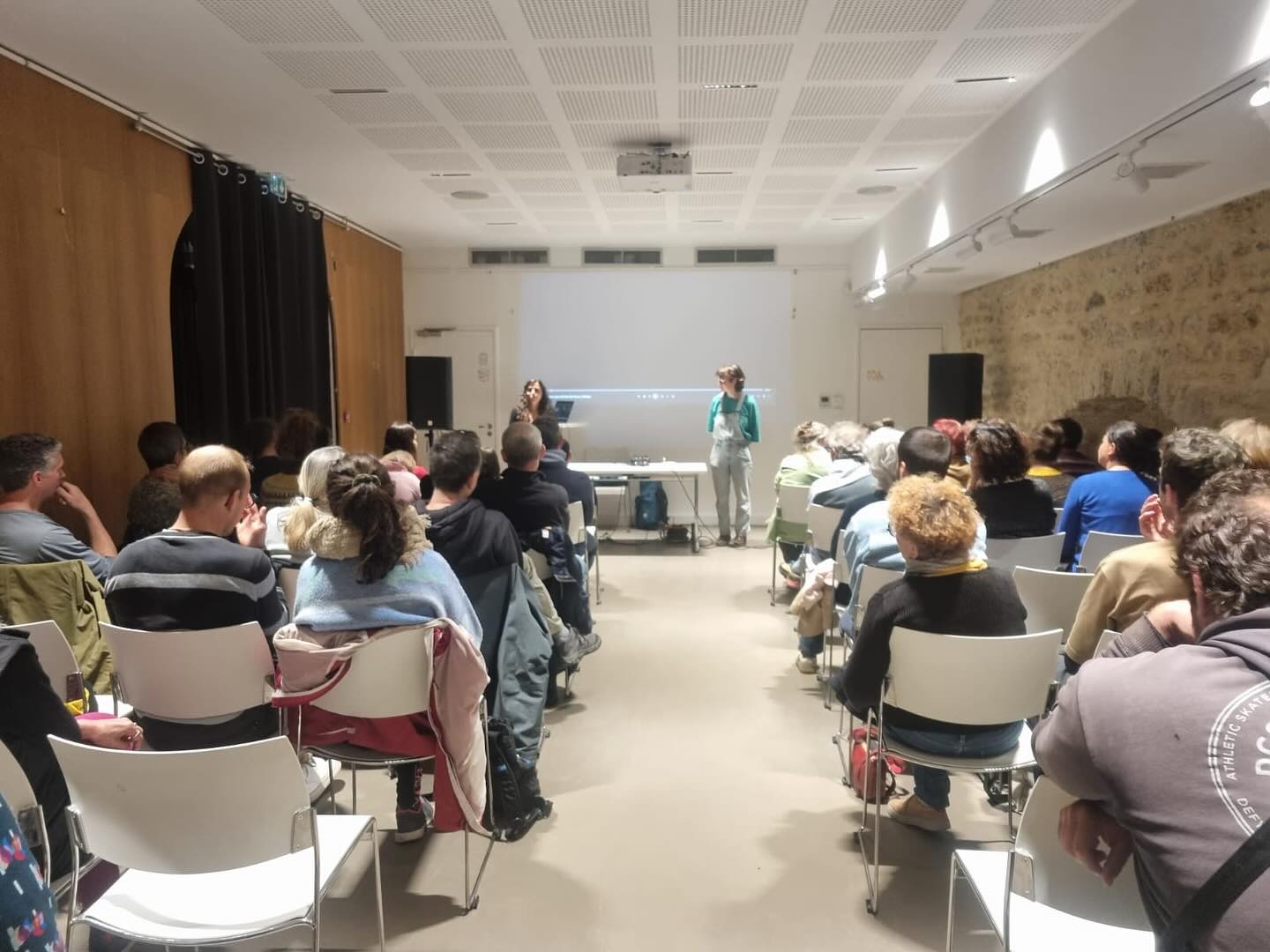 🎬 Retour sur la projection du documentaire “Tero Loko, cultiver l’accueil”

Ce fut un très beau moment d’émotion et d’échanges autour du film d’Isalia Petmezakis, qui retrace les six premières années de l’association @tero_loko_ une initiative iséroise qui nous inspire profondément depuis la création de Terre de Milpa.

À travers ces témoignages, ce documentaire rappelle combien cultiver la terre, c’est aussi cultiver l’humain !

Merci à tous.tes pour votre présence et vos partages— et à tero loko pour continuer de montrer la voie vers un accueil digne, solidaire et vivant.

#TeroLoko #TerreDeMilpa #Projection #Solidarité #FilmDocumentaire