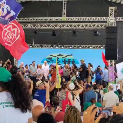 #SommetDesPeuples - 🌎Audience Publique avec la présidence de la COP30 & cérémonie de clôture pour de dernier jour du  People Summit !

Salle comble et ambiance incroyable aujourd'hui à Belem, nous raconte Olivia avec la délégation @emmausinternational - @emmausfrance !
Une journée dense avec la remise des propositions du People Summit à la présidence de la COP30; la lecture de la lettre des enfants du Sommet des Peuples, également remise à André Correa Do Lago - président de la COP30; le discours de Sonia Guajajara, Ministre des Peuples autochtones du Brésil; puis de la ministre de l'environnement, Marina Silva; la présence du Cacique Raoni, Chef du peuple Kayapo et fervent défenseur de l'Amazonie...

Après 2 années de préparation, ce sommet aura réussi à réunir 65 pays, 1500 organisations, 150 organes de presse, 600 bénévoles et 23 000 personnes, qui ont incarné la voix des Peuples pour la Terre, pour la justice climatique, pour la nature.
Toutes les luttes qui ont rythmées les débats sont rappelés aujourd'hui en plénière : contre le racisme, le capitalisme, le patriarcat, les conflits armés, l'accaparement du vivant au détriment des peuples ...

Des solutions sont présentées : "Nous réclamons la réforme agraire pour l'agroécologie, par et pour le peuple; la récupération des terres accaparées pour quelques-uns; ..."
Le féminisme et les femmes sont souvent nommés dans les déclarations et sont au cœur des sujets.

Nous vous parlions ces derniers jours des vibrations ressenties à l'ouverture du Sommet, de la ferveur dans les luttes pacifiques communes... En ce jour de clôture, tout se mélange de nouveau, comme pour rappeler à chacune et chacun de ramener cette flamme partagée ensemble auprès de son peuple, pour la rallumer ensemble, la transmettre et la faire grandir au profit des messages de la Terre.

#cop30 #peoplesummit