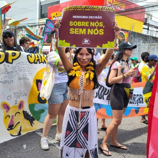 #SommetDesPeuples - En marche pour le Climat, en ce moment même à Belem !
Des milliers de personnes se sont réunies ce samedi pour La marche pour le climat : "Nous sommes venus ici pour défendre le climat. Aujourd'hui, nous vivons un massacre avec notre forêt qui est en train d'être détruite. Nous voulons faire entendre notre voix depuis l'Amazonie et exiger des résultats", explique Benedito Huni Kuin, 50 ans, du peuple indigène Huni Kuin, vivant dans l'ouest du Brésil.

La délégation Emmaüs International, par ces 12 représentants venus d'Asie, Amérique latine, Brésil, Europe - et en pensées d'Afrique, ainsi que ses 6 interprètes, s'est jointe au mouvement pour défendre ses valeurs : UNE TRANSITION JUSTE, QUI NE SE FAIT PAS AU DÉTRIMENT DES PERSONNES LES PLUS VULNÉRABLES
➡️ Une véritable transition, qui rompt avec les logiques néolibérales et l'exploitation des ressources et des personnes
➡️ Les personnes impactées par le dérèglement climatique au cœur des décisions et des politiques de lutte pour le climat
➡️ La redevabilité des acteurs économiques les plus polluants

AUCUNE DÉCISION
À PROPOS DE NOUS, 
SANS NOUS

#peoplesummit #cop30 #emmausinternational @emmausfrance @emmausinternational