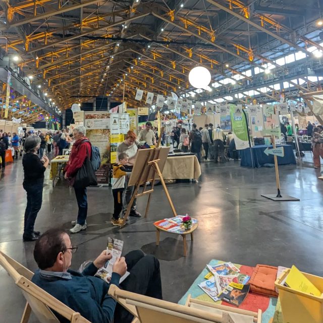 Ce week-end la 40ieme édition des Rencontres des alternatives écologiques et sociales @assoprimevere  battait son plein !

En plus de belles rencontres et de supers initiatives aux détours des allées, Terre de Milpa était convié à participer à une table ronde : "Fermes collectives pour sortir de l'agro-industrie", aux côtés de Lola Keraron, Nicolas Gohier de La clef des sables et des Greniers des Soulèvements de la Terre.

Le propos : produire sans surexploiter ni les corps ni la terre implique d'installer massivement de nouvelles et nouveaux agriculteur rices et de partager l'acces au foncier. À travers trois expériences locales de fermes coopératives, d'insertion ou de ravitaillement des luttes, cette table ronde a ouvert des perspectives concrètes et porteuses d'espoir !

#primevères #rencontreprimeveres #ferme #fermecollective #collectif