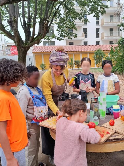 Premier atelier "Cuisine de rue" à @villeurbanne, animé par Clara ! 🍴
Un joli moment de partage avec les enfants autour de recettes fraîches et colorées !
Qui dit cuisine de rue dit souvent pas d'électricité, alors on a fait du tout cru... et c'était un régal !
Au menu : rouleaux d’automne à la courge crue râpée et dessert de chia aux fruits frais.
Merci les enfants pour votre participation. On se retrouve le 7 octobre !
#cuisinederue #animationcuisine #atelier #cuisinerensemble